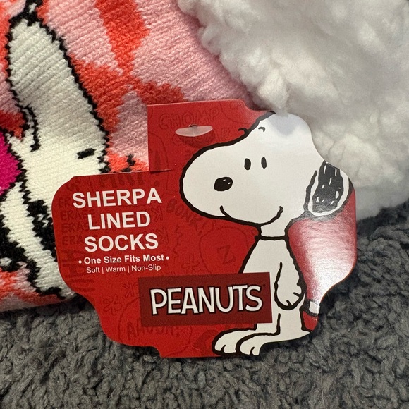 NWT Snoopy Sherpa cozy grippy slipper socks - Picture 3 of 4